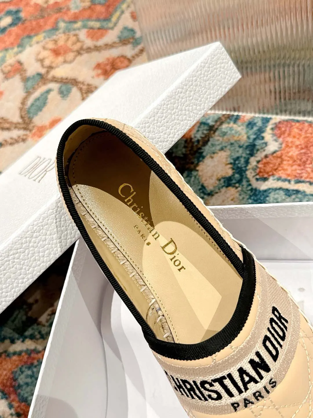 👟👟Ex-factory price 460👟👟 Dior DIOR's new popular early spring fisherman shoes 🆕 Simple, elegant and fashionable, timeless and timeless, it is a classic that will never fade away in the fashion circle, retro fisherman shoes. Original hand-woven surface, electric embroidery technology! Specific cloth surface and rubber outsole. Code number: 35-39 (40.41 customized, non-refundable)
